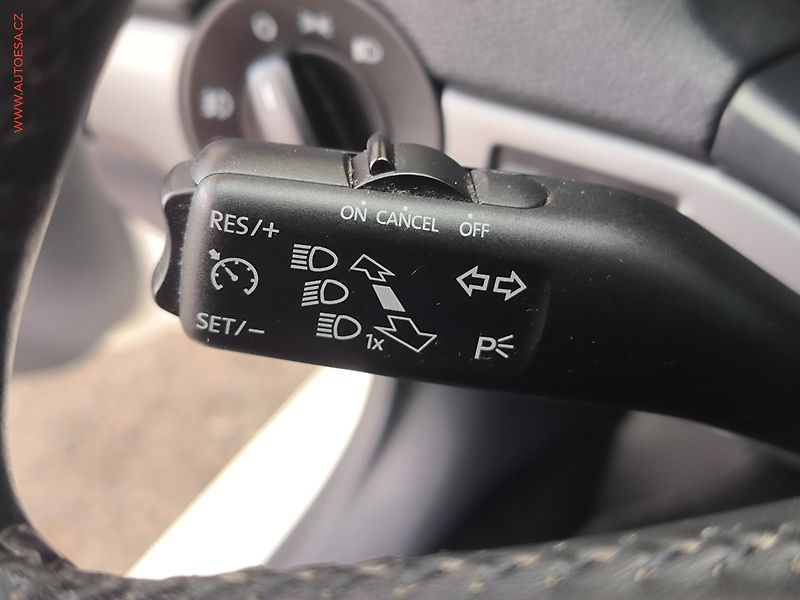 Škoda Octavia (2012) 2.0 TDi, ČR, Active, zámek - fotka 14 z 16