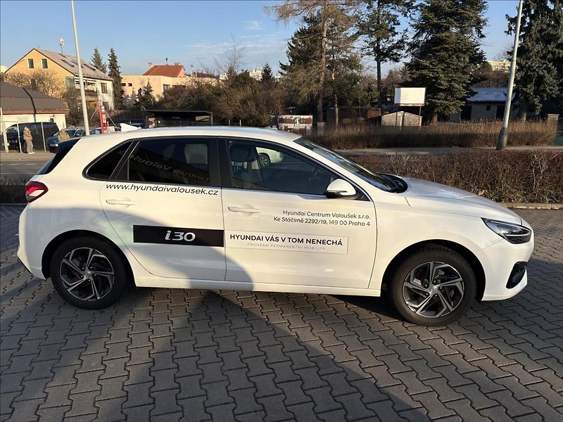 Hyundai i30 1,5 i CVVT  HB Smart - fotka 6 z 17