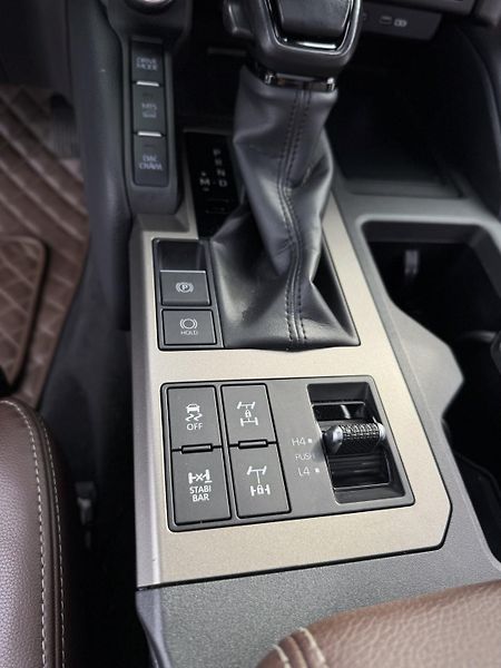 Toyota Land Cruiser (2023) 2.8 D-4D 4x4 Executive Skyview - fotka 19 z 33