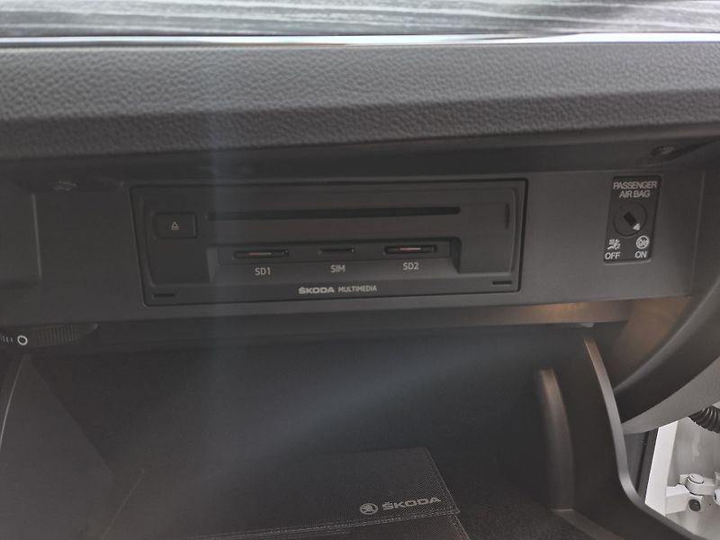 Škoda Superb Combi 2,0TDi 110kw DSG 17ALU - fotka 50 z 53