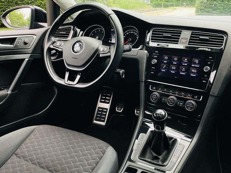 Volkswagen Golf 1.0TSI MANUÁL VÝHŘEV TAŽNÉ  - fotka 21 z 38