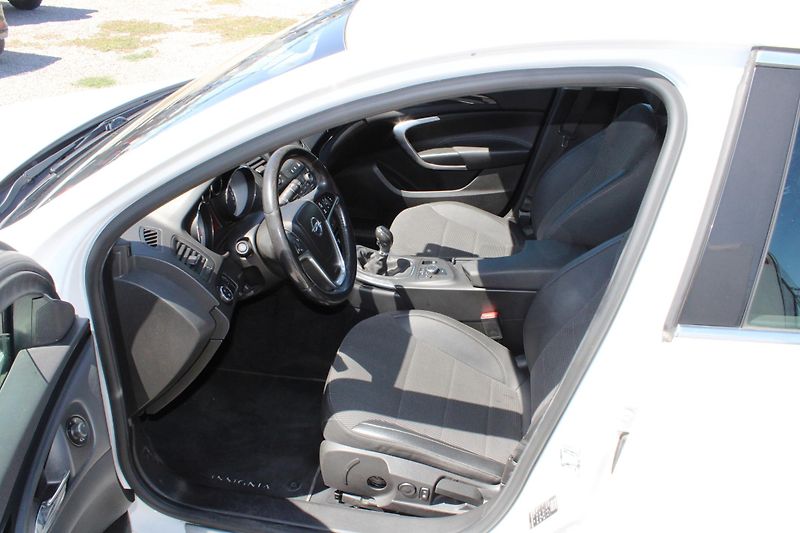 Opel Insignia (2011) REZERVACE - fotka 9 z 16