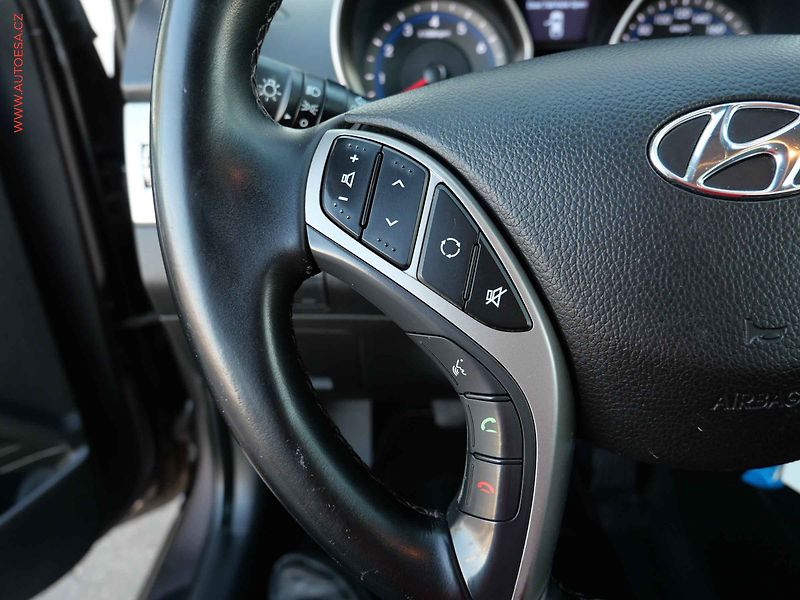 Hyundai i30 (2015) 1.6 MPi, 2.maj,ČR, AC, tempo - fotka 13 z 18