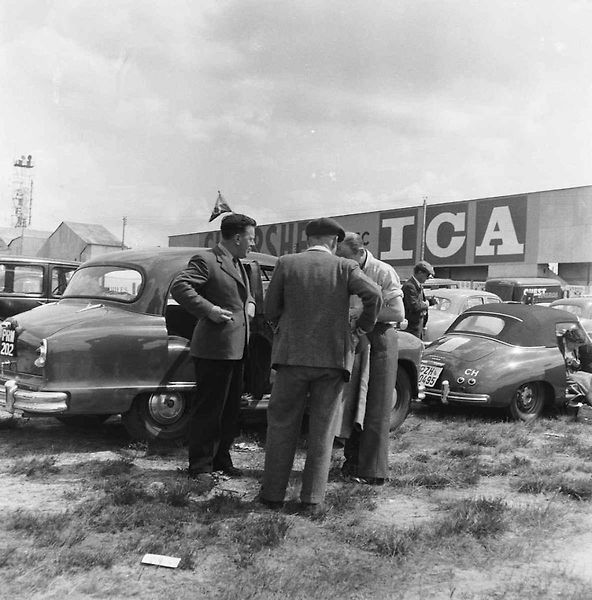 Le Mans 11. června 1955, okamžiky po katastrofě. Po nehodě závod i přes chaos pokračoval, protože funkcionáři se obávali, že hromadný odchod diváků by zablokoval cesty a na místo by se nedostali záchranáři.