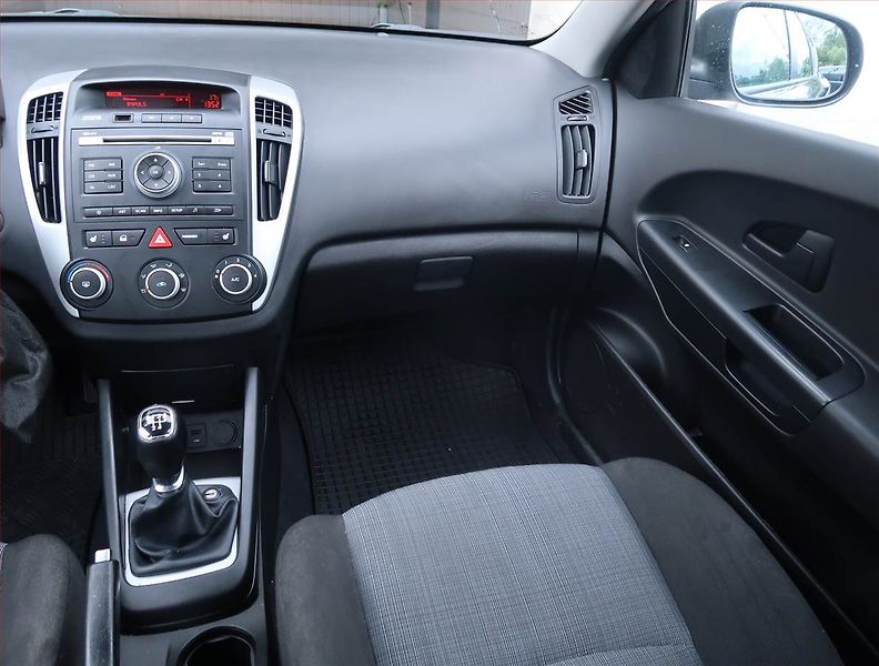 Kia Ceed (2010) EX 1.4 CVVT, ČR,1.maj - fotka 8 z 14