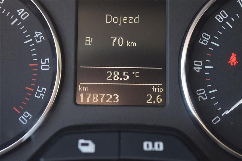 Škoda Fabia 1,6 TDI TAŽNÉ PO SERVISE ALU - fotka 38 z 46