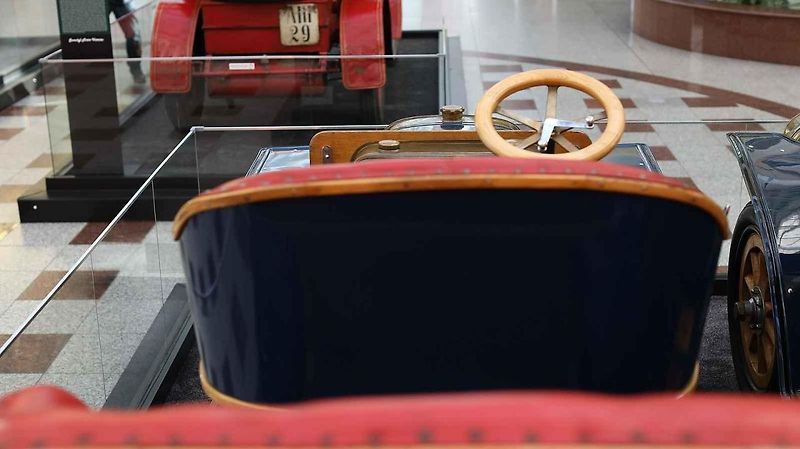 Desítkami historických aut značky Škoda se lze od čtvrtka kochat v obchodním centru Olympia v Brně. K vidění je třiadvacet aut, pět motocyklů a jízdní kolo.