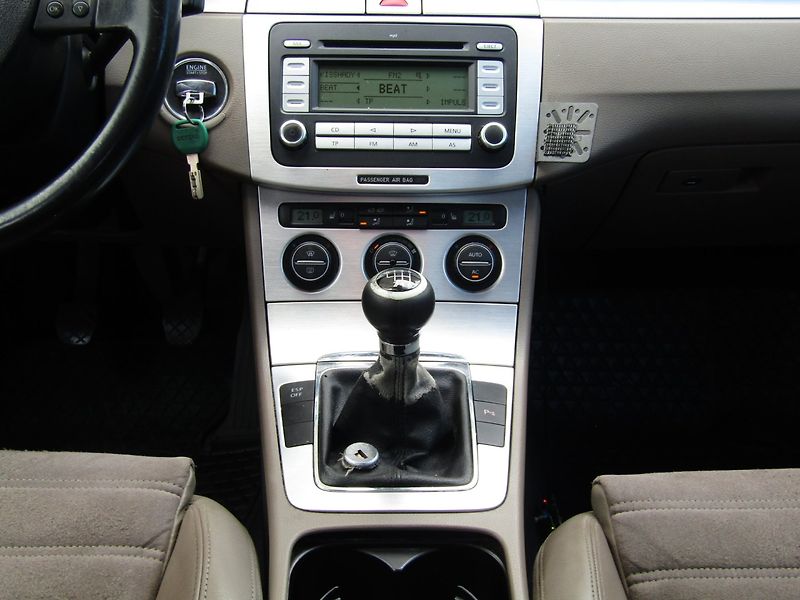 Volkswagen Passat (2008) 2.0 TDI 103kW - fotka 17 z 36