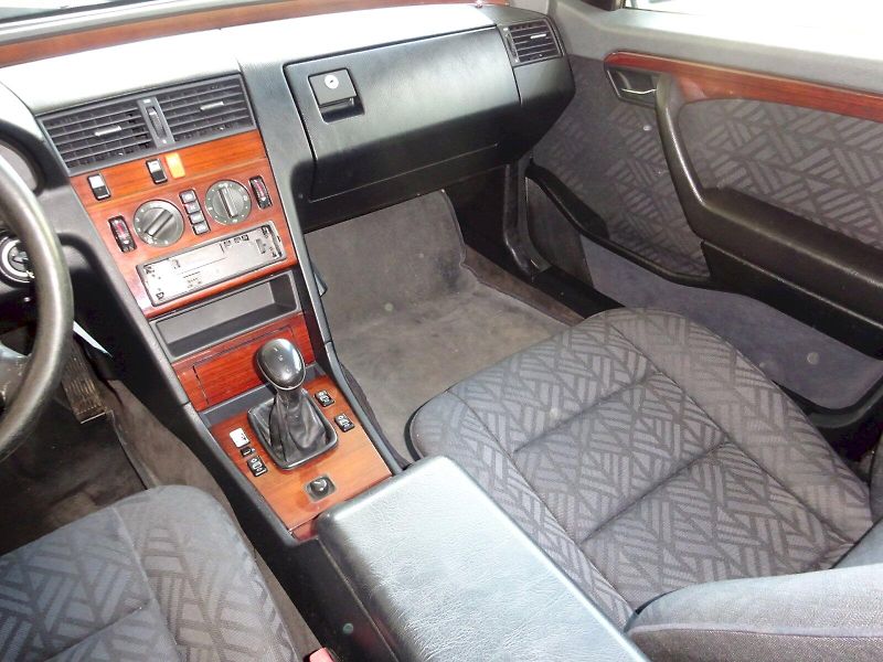 Mercedes-Benz Třídy C (1995) 180 Elegance - man. převodovka - fotka 11 z 20