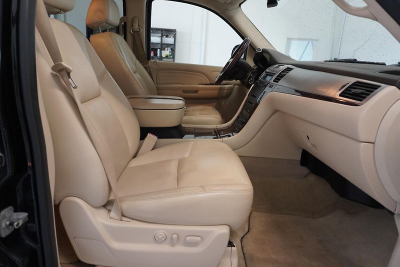 Cadillac Escalade 6,2I V8 4WD AUT. - fotka 28 z 32