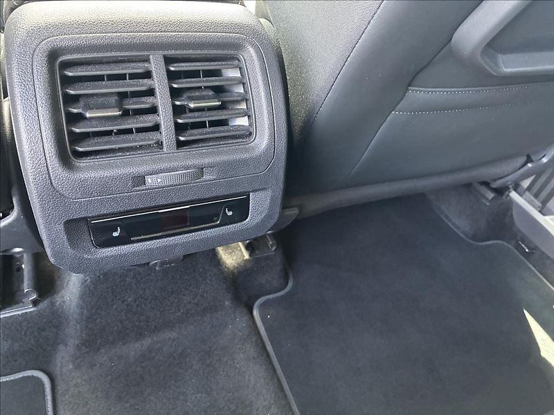 Volkswagen Touran 2,0 TDI ,7 MÍST,TAŽNÉ,KAMERA - fotka 12 z 35