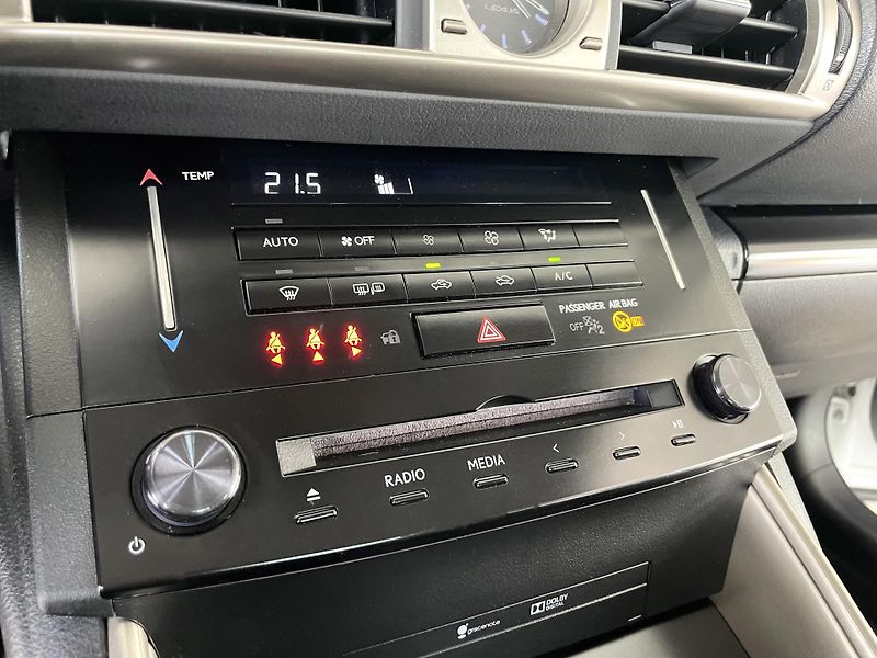 Lexus IS 300h IS 300h*AUT*Hybrid*Kamera* - fotka 21 z 31
