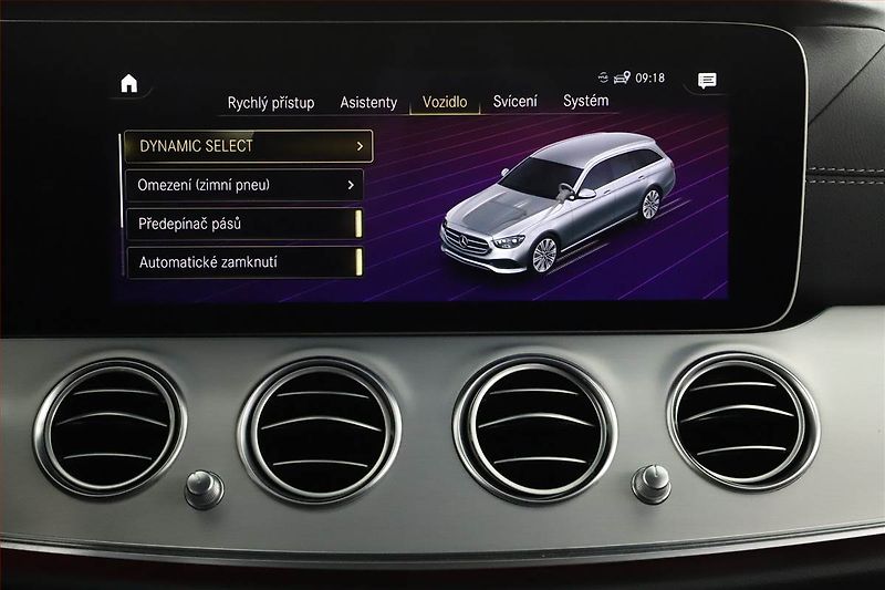 Mercedes-Benz Třídy E (2021) AMG Paket E 300 e 4MATIC - fotka 21 z 31