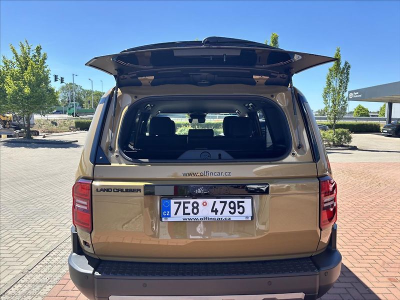Toyota Land Cruiser 2,8 MHEV Invincible - fotka 9 z 12