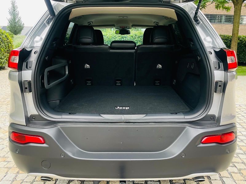 Jeep Cherokee 2.0D 4x4 AUT KAMERA TAŽNÉ LED - fotka 20 z 50