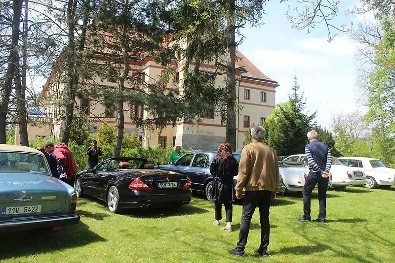 Luxusní vozy se v sobotu 4. května sjely na zámek do Lnář. Převládala auta značky Rolls-Royce.