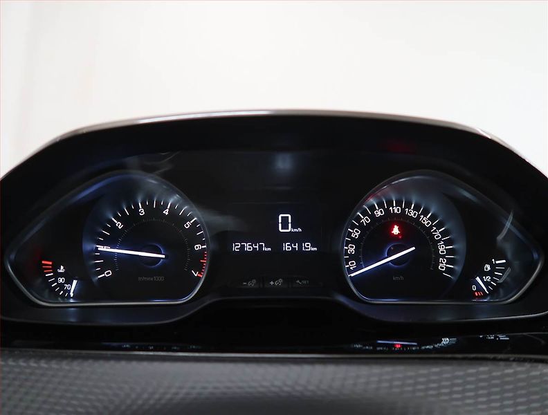 Peugeot 2008 (2019) Active 1.2 PureTech, Tempomat - fotka 11 z 15