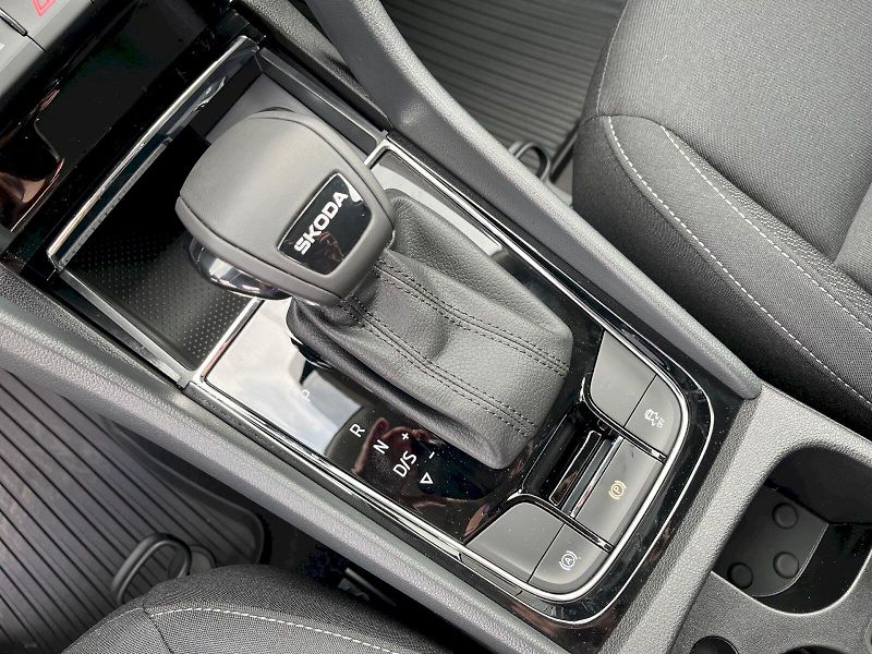 Škoda Karoq (2025) SELECTION 1.5 TSI DSG - fotka 27 z 31