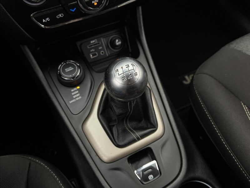 Jeep Cherokee 2,0 103kW 4X4 AC NAVI SENZORY - fotka 25 z 41