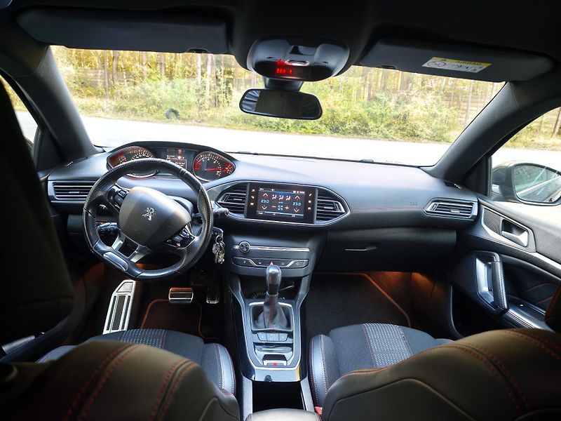 Peugeot 308 (2018) - fotka 9 z 21