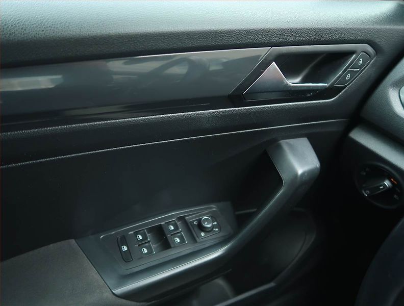 Volkswagen T-Roc (2018) Style 2.0 TSI 4Motion, 4X4 - fotka 16 z 20