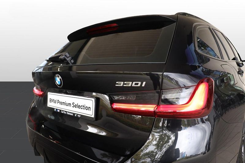 BMW Řada 3 330i xDrive Touring - fotka 19 z 24