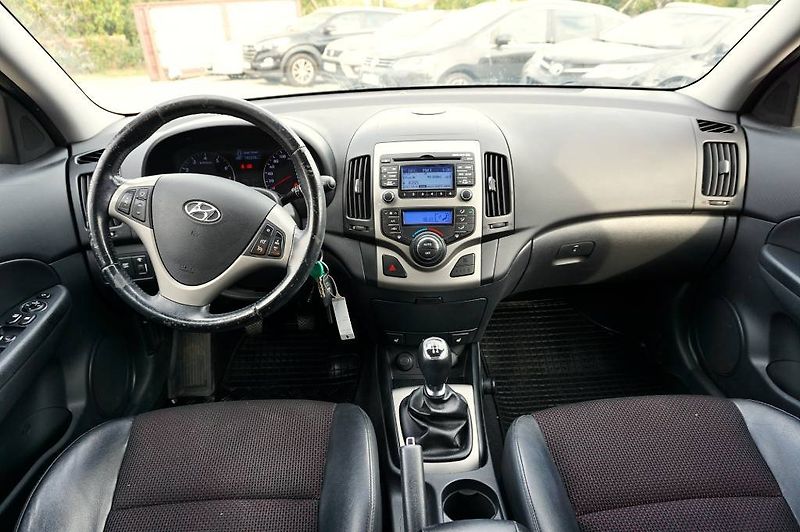 Hyundai i30 (2010) STYLE 1,6 CVVT 93 kW - fotka 21 z 35