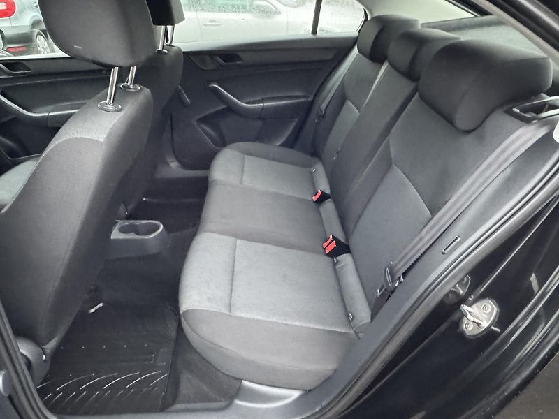 Škoda Rapid 1.2 TSI PARKTRONIC - fotka 11 z 17