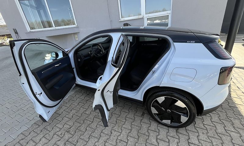 Volvo EX30 AWD Ultra Twin/TZ/360/ Kola - fotka 10 z 55