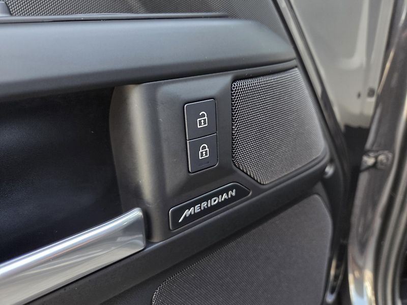 Land Rover Defender (2025) D300 X-DynSE HUD PANO TZ ACC - fotka 12 z 55