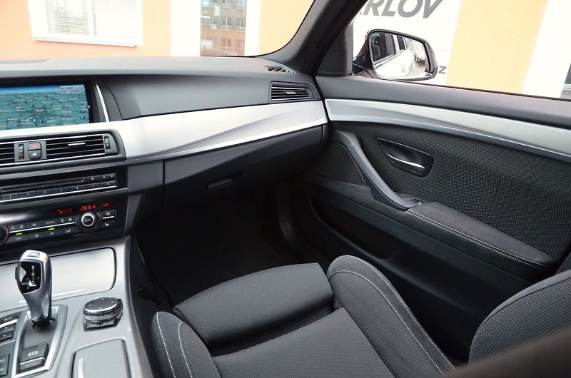 BMW Řada 5 (2016) 520d xDrive AT / ČR / M-PAKET - fotka 21 z 39