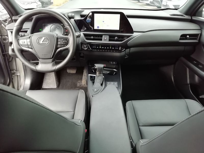 Lexus UX 250h h F Sport Design - fotka 8 z 19