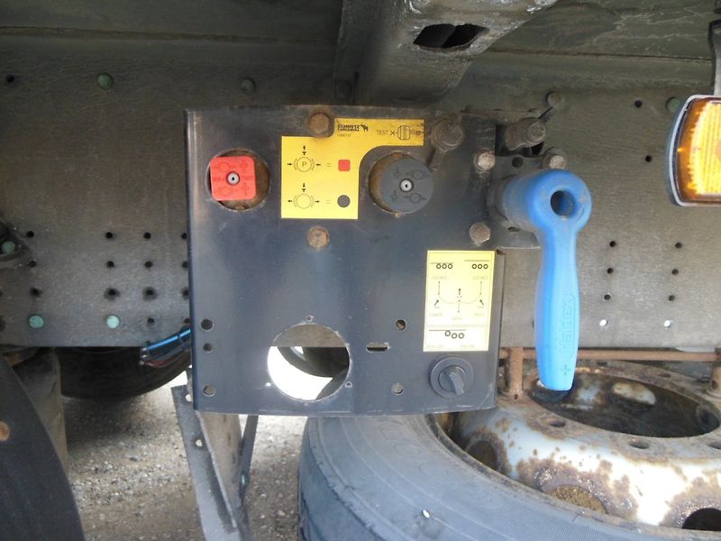 Schmitz SCS 24/L, Zvedací náprava - fotka 11 z 17
