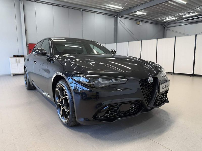Alfa Romeo Giulia (2025) 2.0 Turbo 280k AT8 AWD  INTENS - fotka 6 z 23