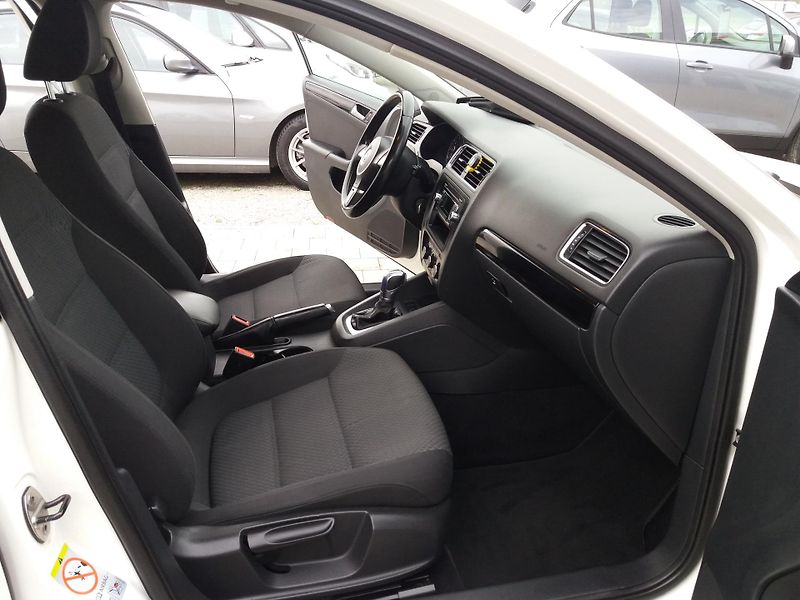 Volkswagen Jetta 1.4TSi,DSG,90kW,SERVI.KNÍŽKA!! - fotka 12 z 23