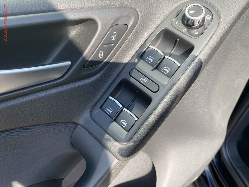 Volkswagen Golf (2012) 1.4 TSi, Highline, bixen - fotka 13 z 17