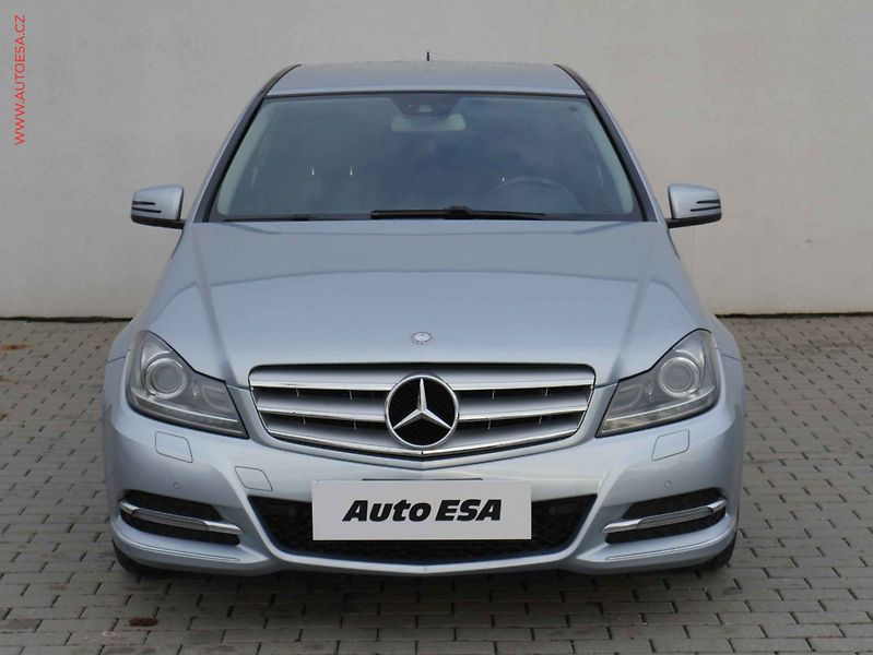 Mercedes-Benz Třídy C (2013) 1.6T, AT, bixen, AC - fotka 2 z 20