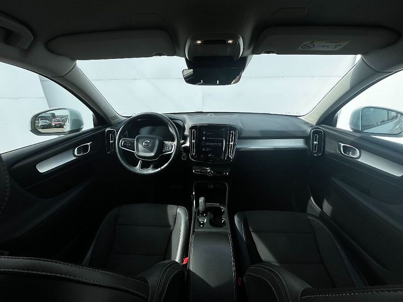 Volvo XC40 Momentum Pro T3 FWD 120kW - fotka 9 z 23