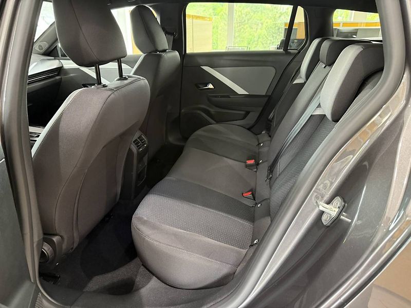 Opel Astra Edition ST 1.2 TURBO AUT (96kW - fotka 19 z 26