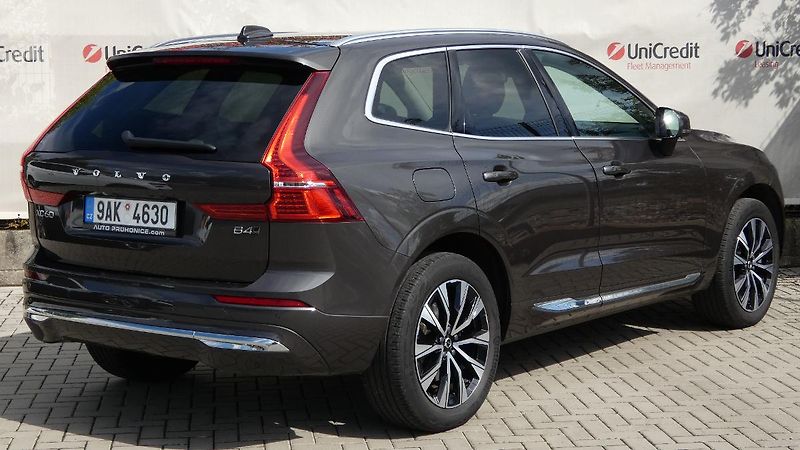 Volvo XC60 B4 AWD Plus Bright Auto - fotka 3 z 23