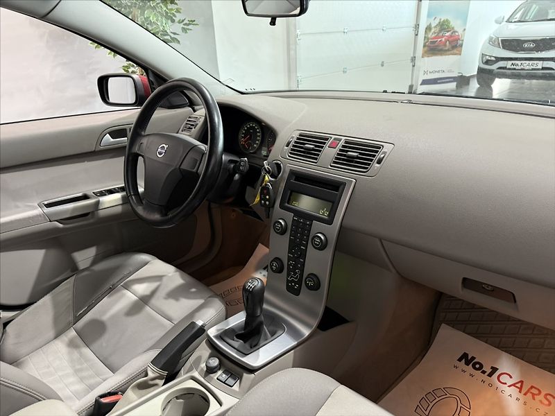 Volvo V50 2,0   D 100KW KRÁSNÝ STAV TZ - fotka 12 z 19