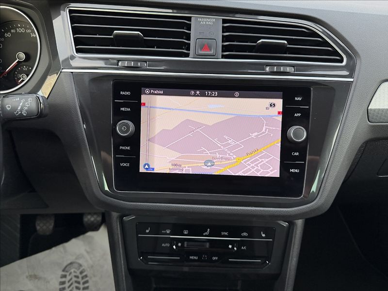 Volkswagen Tiguan 2.0 TDI Life ACC - fotka 10 z 23