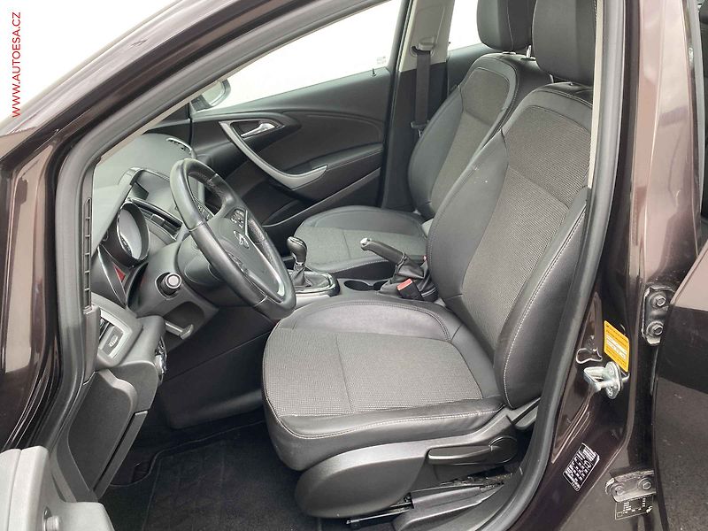 Opel Astra (2013) 1.6i, Innovation, temp. - fotka 9 z 15