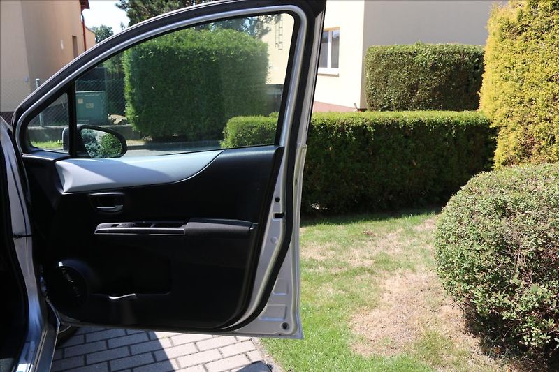 Toyota Yaris 1,5 Hybrid, Automat - fotka 28 z 40