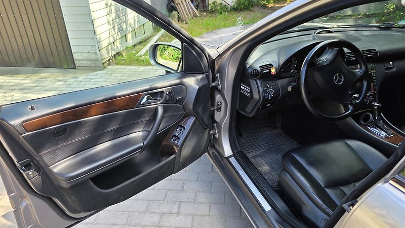 Mercedes-Benz Třídy C (2006) - fotka 10 z 19