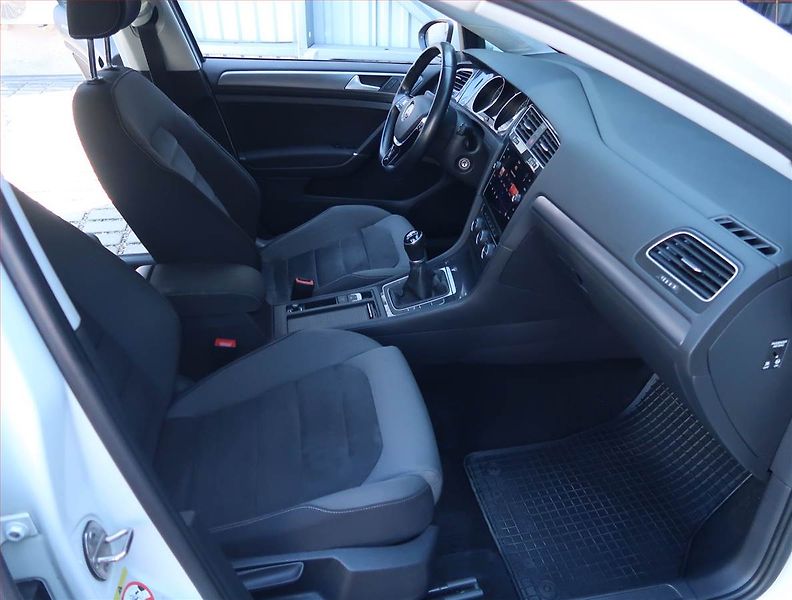 Volkswagen Golf (2020) Comfortline 1.5 TSI, ČR,1.maj - fotka 9 z 16