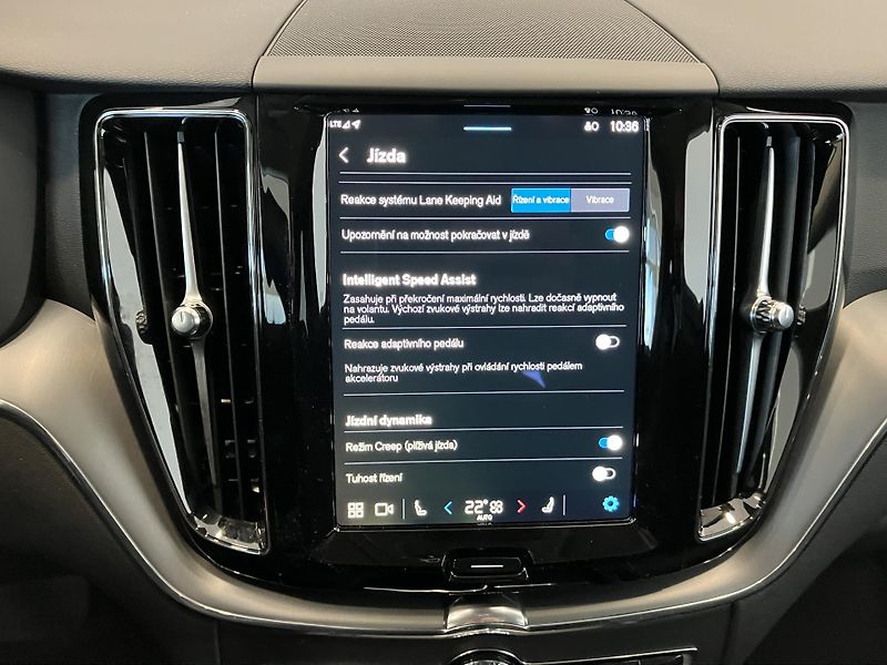 Volvo XC60 T6 eAWD Recharge Core, PANO - fotka 34 z 42