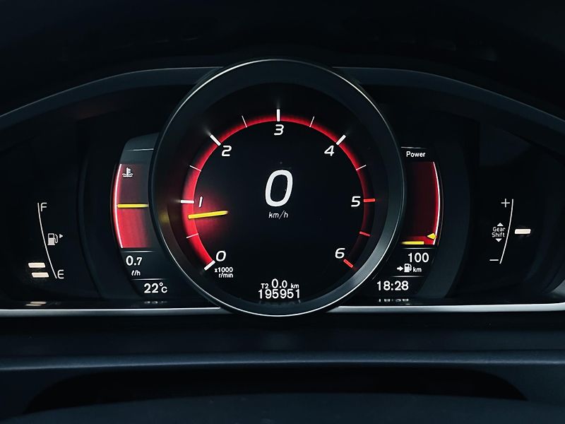 Volvo V40 2.0D3 MANUÁL CROSS SERVISKA  - fotka 40 z 43