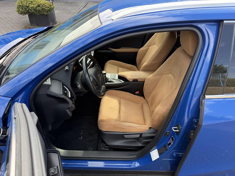Lexus UX 250h 2,0i 112kW hybrid automat navi - fotka 13 z 22