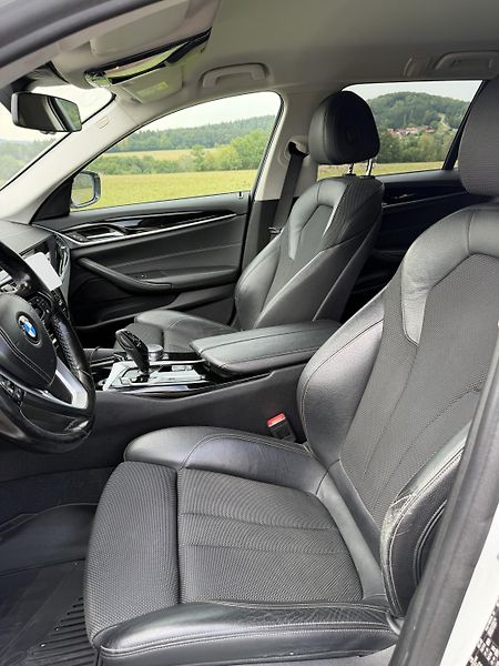 BMW Řada 5 (2017) 530 xDrive SPORT LINE, ČR - fotka 11 z 20